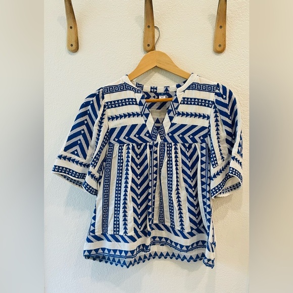 Old Navy Blue/White Geo Print Split Neck Textured Top Size XS - Picture 2 of 3